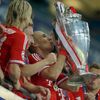 Fotbal, Liga mistrů, Bayern - Dortmund: Arjen Robben líbá trofej