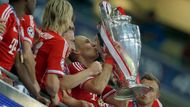 Autor vítězného gólu finále Arjen Robben líbá trofej pro šampiony Ligy mistrů.