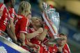 Fotbal, Liga mistrů, Bayern - Dortmund: Arjen Robben líbá trofej