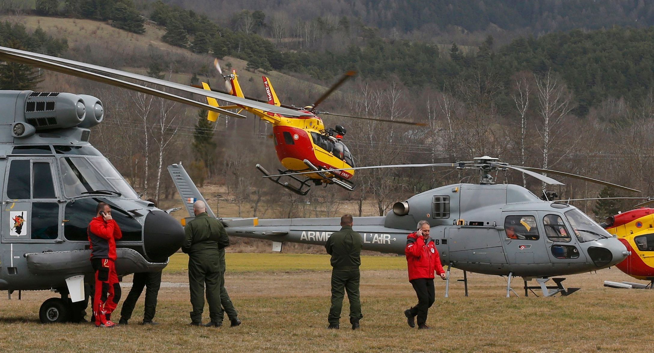 Záchranáři poblíž místa neštěstí ve francouzských Alpách.