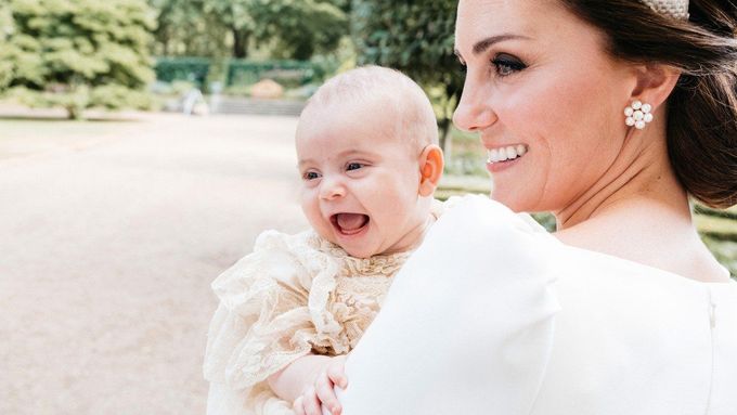 Vévodkyně Kate a její třetí dítě - princ Louis Arthur Charles. Podívejte se na jeho křtiny