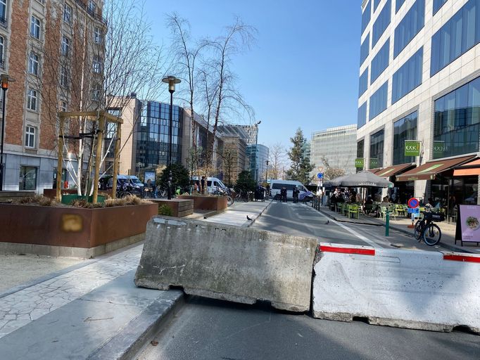 Betonové bloky a zátarasy u kruhového objezdu Schuman.