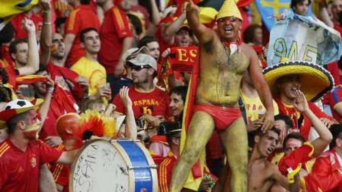 Španělští fanoušci v hledišti ve Stuttgartu před zápasem Španělsko - Tunisko.