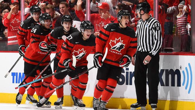 Radost Kanady po jednom ze 14 gólů do sítě Dánska.