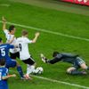 Miroslav Klose a Andre Schuerrle se snaží protlačit míč za záda Michalise Sifakise během utkání Německo - Řecko ve čtvrtfinále Eura 2012