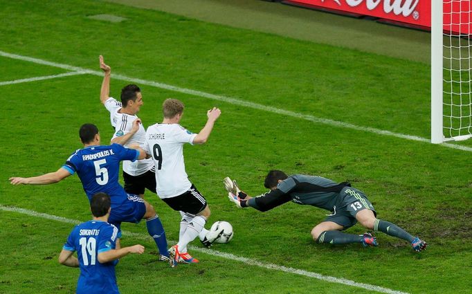 Miroslav Klose a Andre Schuerrle se snaží protlačit míč za záda Michalise Sifakise během utkání Německo - Řecko ve čtvrtfinále Eura 2012.