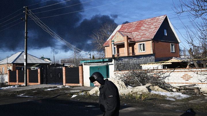 Z trosek stoupá kouř, fotograf zachytil i střelu v Kyjevě. Takto nyní vypadá Ukrajina; Zdroj foto: Profimedia.cz