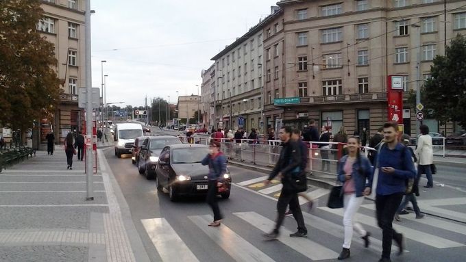 Kolabující doprava ve Svatovítské na Praze 6