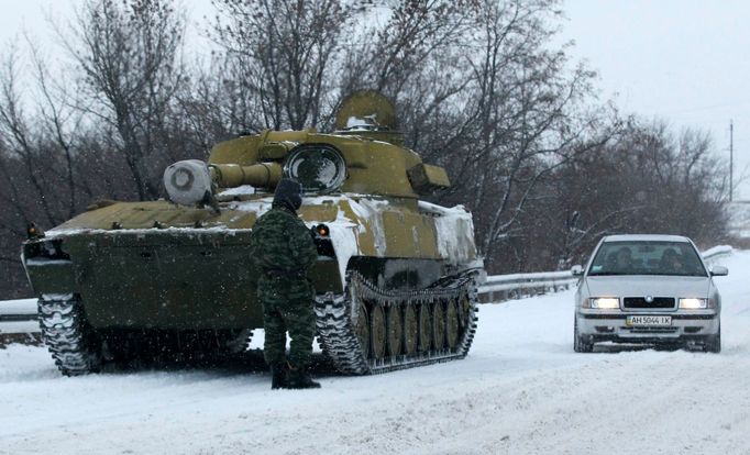 Neoznačená vojenská technika v Donbasu na východě Ukrajiny. Fotografie byly pořízeny na území kontrolovaném separatisty.