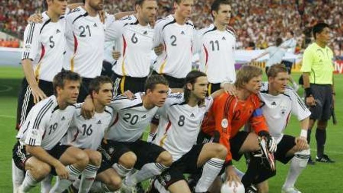 Němečtí fotbalisté pózují před zápasem o třetí místo.