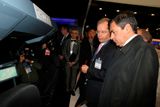 Francouzský premiér Francois Fillon a šéf společnosti Thales Luc Vigneron během návštěvi 48. ročníku aerosalonu v Paříži.