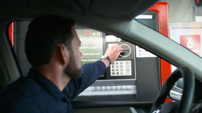 Na Benzině lze vybrat peníze z bankomatu přímo z auta