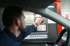 Peníze si vyberete přímo z auta. První průjezdný bankomat v Česku funguje na čerpací stanici