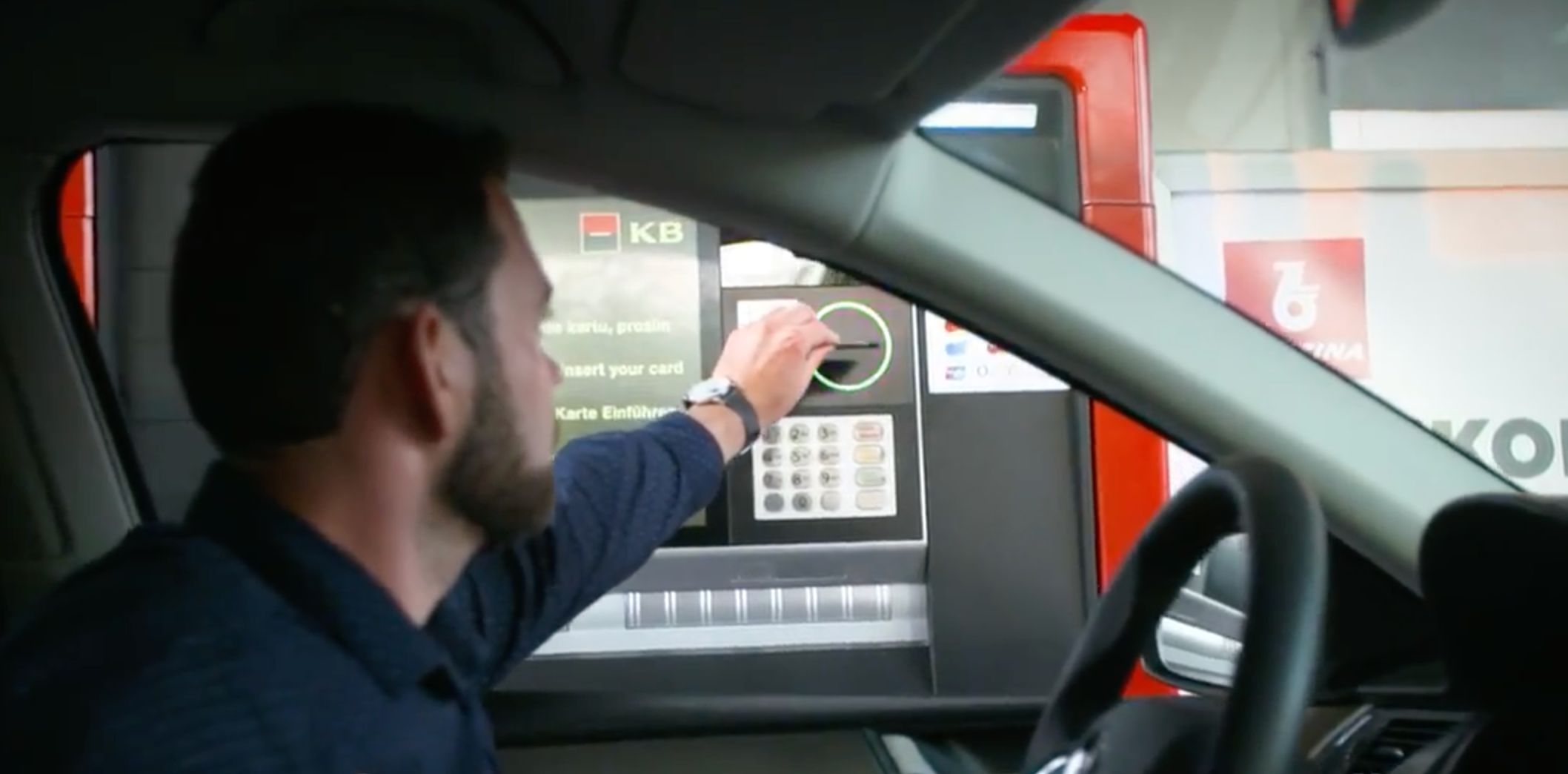 Na Benzině lze vybrat peníze z bankomatu přímo z auta
