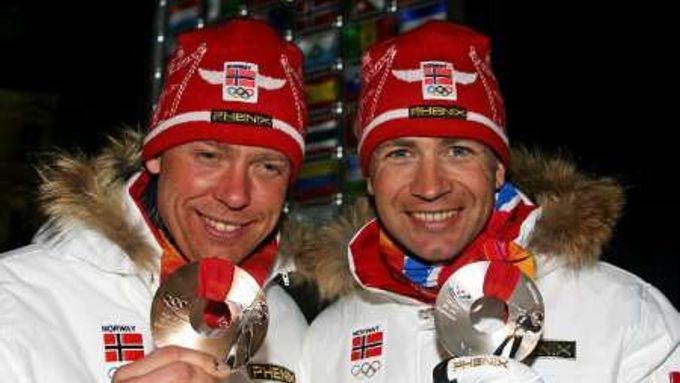 Halvard Hanevold a Ole Einar Bjoerndalen se radují z medailového přídělu po biatlonovém závodě na 20 km. Norové však čekali víc.
