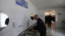 An inmate washes his hands at a high-security male prison camp outside Russia's Siberian city of Krasnoyarsk May 14, 2013. High-security male prison camp number 17 is intended to house male inmates who are serving a sentence for the first time, and have been convicted for serious crimes. Prisoners at the facility work in wood and metal processing shops, manufacture furniture, sew clothes and do other kinds of work. They can also take part in educational, sport and cultural programs. The sign reads "Wash your hands before eating." Picture taken May 14, 2013. REUTERS/Ilya Naymushin (RUSSIA - Tags: CRIME LAW SOCIETY) ATTENTION EDITORS: PICTURE 16 OF 29 FOR PACKAGE 'INSIDE SIBERIA'S PRISONS' SEARCH 'ILYA PRISON' FOR ALL IMAGES Published: Čer. 19, 2013, 10:04 dop.