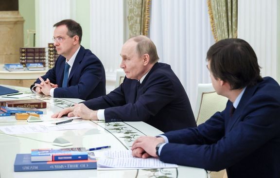 Vladimir Medinskij (vlevo), Vladimin Putin a Sergej Kravcov (vpravo), červen 2025.