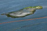 Zábrany se snaží zastvit ropu, ta už ale olizuje malé ostrůvky u Port East, Louisiana.