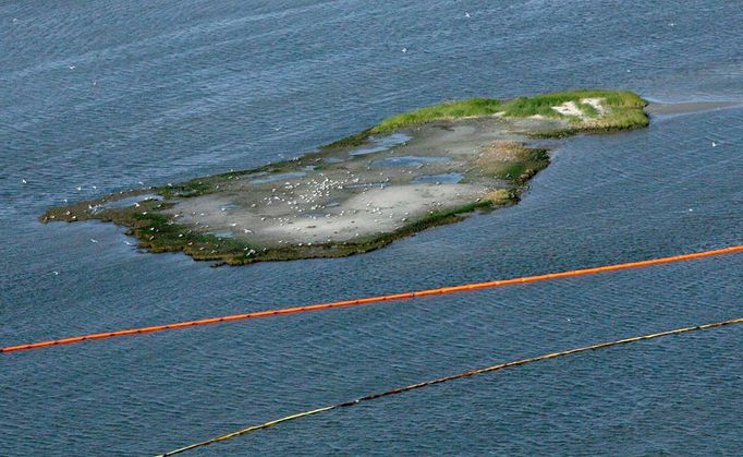 Zábrany se snaží zastvit ropu, ta už ale olizuje malé ostrůvky u Port East, Louisiana.