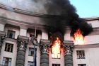 Krátce po východu slunce stoupal nad historickou čtvrtí Pečersk hustý kouř z hořícího horního patra hlavní vládní budovy, popsali svědci agentuře Reuters.