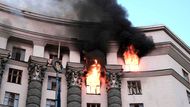 Krátce po východu slunce stoupal nad historickou čtvrtí Pečersk hustý kouř z hořícího horního patra hlavní vládní budovy, popsali svědci agentuře Reuters.