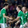 Jonny Evans slaví gól v zápase Česko - Severní Irsko