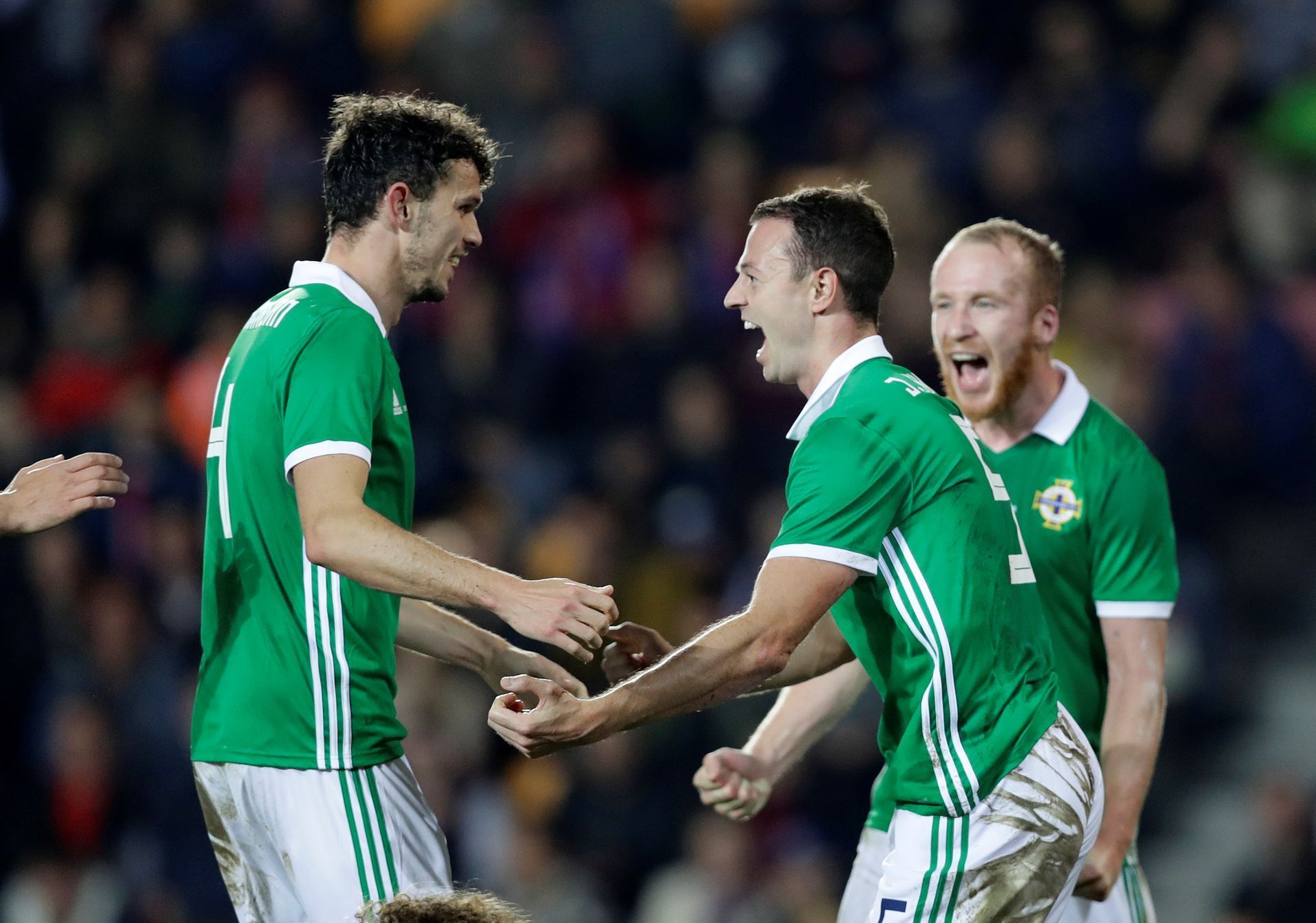 Jonny Evans slaví gól v zápase Česko - Severní Irsko