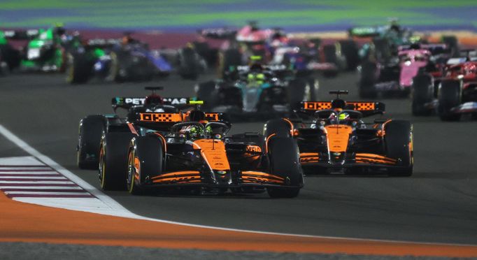 Piloti McLarenu Lando Norris a Oscar Piastri v čele sprintu v rámci VC Kataru 2024