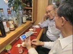 V Japonsku se mobilní telefon stal multifunkčním pomocníkem: platí se s ním v obchodech, nebo se na něm sledují sportovní přenosy v baru.