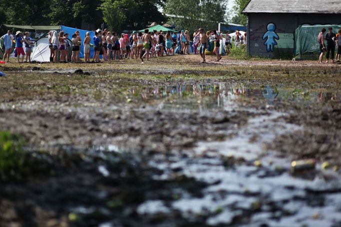 Po dešti se plocha letiště proměnila v jednu velkou rozblácenou louži.