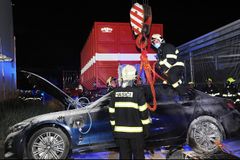 Komentář: Elektroauta chceme, ale nesmí hořet. Kocourkov novelizuje požární vyhlášku