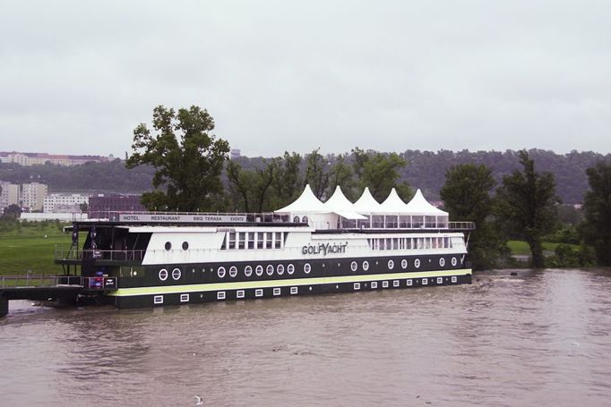 Dravá voda atakovala u Libeňského ostrova i zakotvený Golf botel.