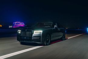 Jak se řídí miliardářské alter ego? Exkluzivní jízda s Rolls-Roycem Ghost Black Badge