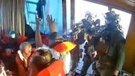 Izraelské síly zastavily 14 lodí s aktivisty a humanitární pomocí mířící do Gazy, uvedli ve čtvrtek organizátoři flotily. Podle systému sledování flotily však dalších 23 lodí pluje dál směrem k válkou zničené palestinské enklávě.