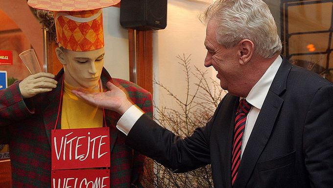 Při otevírání výstavy korunovačních klenotů strhl na sebe prezident Miloš Zeman pozornost celého světa, nyní v případu Putna zase pozornost akademické obce. A nejen jí.