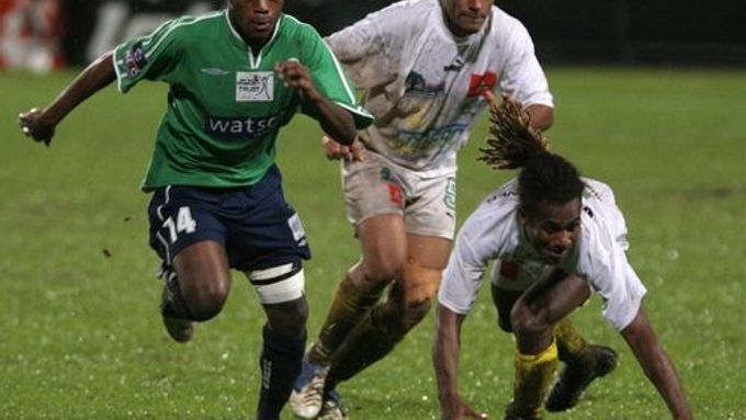 Benjamin Totori (vlevo) je jedním z njejzkušenějších hráčů Šalamounových ostrovů. Hrál i nejvyšší fotbalovou soutěž v Austrálii