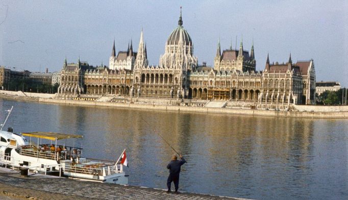 Maďarský parlament v roce 1970. Rudá hvězda na budově zákonodárného sboru zůstala až do roku 1990, kdy byla po pádu komunistické vlády v Maďarsku definitivně odstraněna.