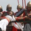 Ruben Enaje, 52, who is portraying Jesus Christ for the 27th time, screams while a man who plays a Roman soldier hammers a nail into his palm during a Good Friday crucifixion re-enactment in San Pedro Cutud town, Pampanga province, north of Manila March 29, 2013. The Roman Catholic church frowns upon the gory spectacle held in the Philippine village of Cutud every Good Friday but does nothing to deter the faithful from emulating the suffering of Christ and taking a painful route to penitence. Holy Week is celebrated in many Christian traditions during the week before Easter. REUTERS/Romeo Ranoco (PHILIPPINES - Tags: RELIGION SOCIETY TPX IMAGES OF THE DAY) Published: Bře. 29, 2013, 7:24 dop.