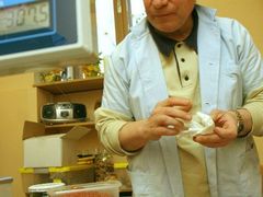 Igor Táborský váží kaviár v Ruském salónu na Vinohradech