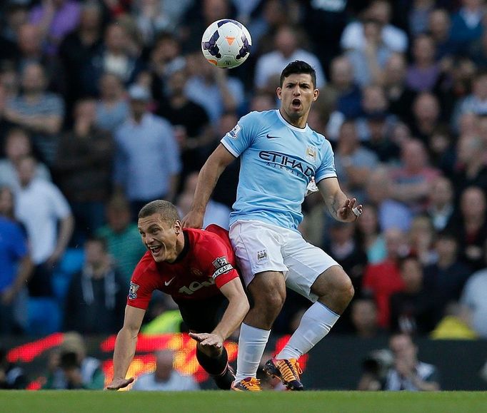 Manchester City vs. United, utkání Premier League (Vidič, Agüero)