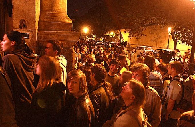 V týdnu přijdou tři individuální návštěvníci. O půlnoci si chce antopologickou sbírku prohlédnout ještě stovky lidí. Viniční ulice.