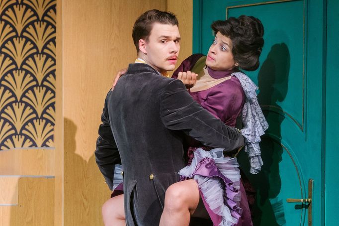 Na snímku ze Španělské mušky jsou Matyáš Darnady jako advokát Dr. Fritz Gerlach a Lydie Šafářová coby Paula.