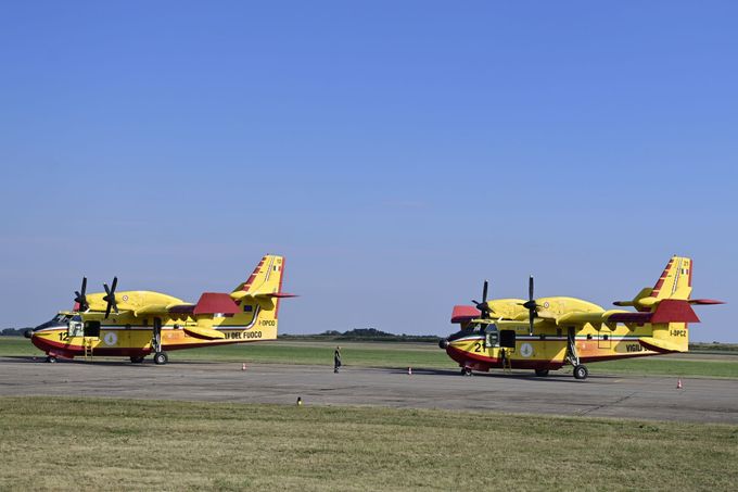 Letouny italských hasičů Canadair CL-415 při nasazení v Národním parku České Švýcarsko. 28. 7. 2022