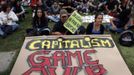 A demonstrator holds a sign that reads "Without fighting, neither bread nor freedom" as they wait for the start of an assembly before an anti-austerity demonstration in Madrid September 25, 2012. Police prepared on Tuesday for anti-austerity demonstrations in Spain's capital ahead of the government's tough 2013 budget that will cut into social services as the country teeters on the brink of a bailout. REUTERS/Susana Vera (SPAIN - Tags: BUSINESS CIVIL UNREST) Published: Zář. 25, 2012, 2:24 odp.