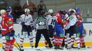 Hokejista Lva Praha Jiří Sekáč se pere s Igorem Veličkinem v utkání KHL 2012/13 proti Novosibirsku.