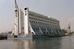 Australský sen skončil v Severní Koreji. Divoký příběh prvního plovoucího hotelu