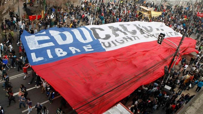 Při protestu v přístavu Valparaíso nesli studenti městem obří chilskou vlajku.