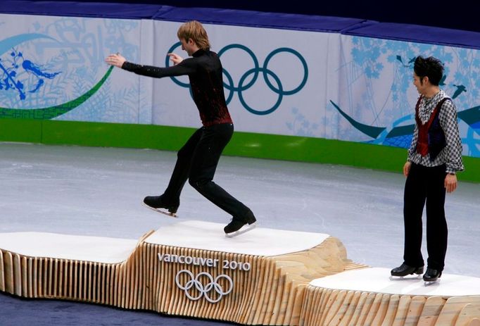 Velký malý krasobruslař - A velký Pljuščenko prohru - byť se stříbrnými pablesky - neskouskl. "Když olympijský vítěz neumí čtverný skok, tak to tedy nevím. Už to asi není mužské krasobruslení, ale tance na ledě," nechal se slyšet a na stupně vítězů to vzal skokem přes první místo. Na kamery pak palcem ukazoval, kdo je podle něj jednička.