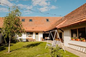 Z Austrálie zakoupili dům, který nikdy neviděli. Dnes mají v Přibicích těžkou pohodu