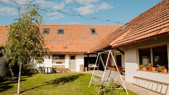 Z Austrálie zakoupili dům, který nikdy neviděli. Dnes mají v Přibicích těžkou pohodu